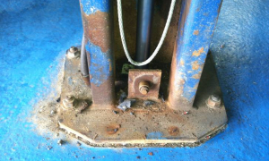 Competitor Lift with Wire Rope and Broken Plastic Pulley Competitor Lift with Wire Rope and Broken Plastic Pulley