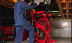 SCISSOR LIFTING TABLE
